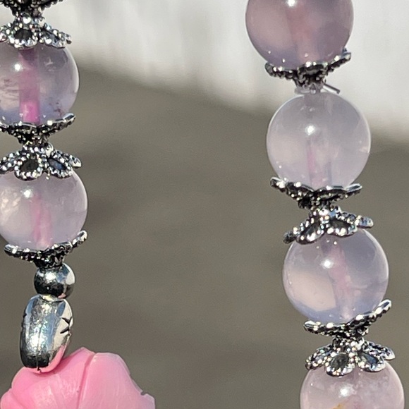 Mozambique Rose Quartz Stretchy Bracelet with Pressed Seashells Flower Charm - Picture 8 of 8